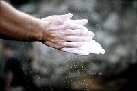 Mani che si ripuliscono da una polvere bianca probabilmente gesso