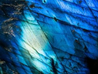 Macro photo of a vibrant cobalt blu crystal moonstone, Frammento del minerale cobalto