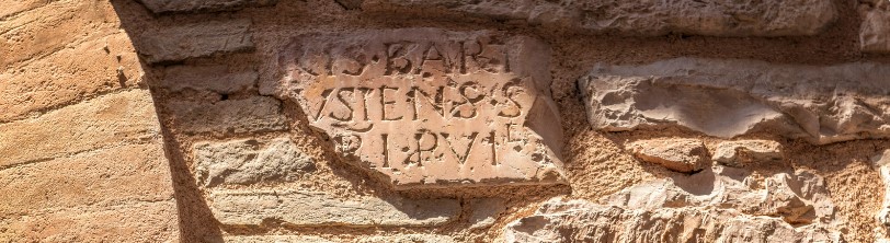 Reperti antichi di pietre antiche con iscrizioni romane