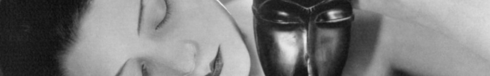 Immagine di opera d'arte fotografica in bianco e nero donna con maschera africana