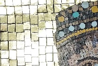 particolare di un mosaico con fondo oro