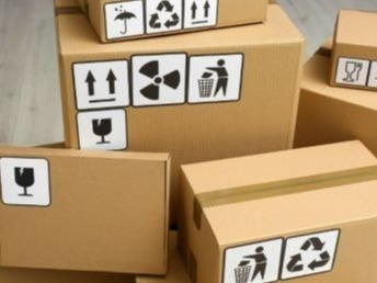 Scatoloni che hanno adesivi raffiguranti simboli comprensibili a tutti