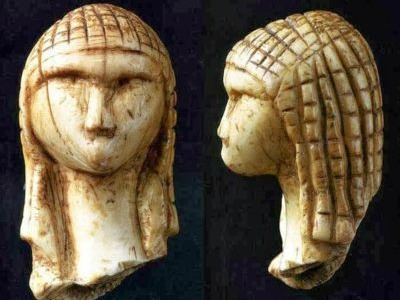 Volto della Dama di Brassempouy di fronte e di profilo su sfondo nero