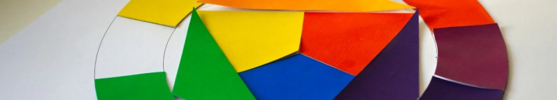 Immagine parziale di un cerchio cromatico creato con ritagli colorati di fogli