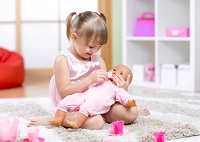 bambina che gioca con una bambola