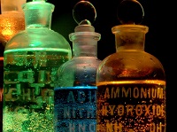 boccette colorate di un laboratorio alchemico