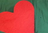 Cuore rosso su sfondo verde