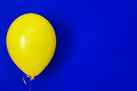 Palloncino giallo su sfondo blu