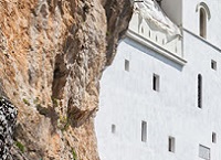 edificio bianco che si inserisce nella roccia