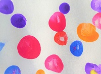 Piccoli puntini colorati dipinti a tempera da un bambino