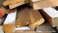 Travi di legno adagiate una sopra l'altra alla rinfusa