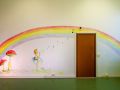 Murales per bambini con arcobaleno grande in scuola di musica 