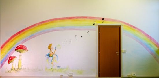 Murales per bambini con arcobaleno grande in scuola di musica 