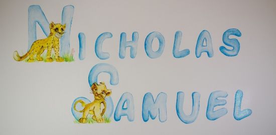 Pittura murale azzurra con animaletti nella cameretta di due bambini