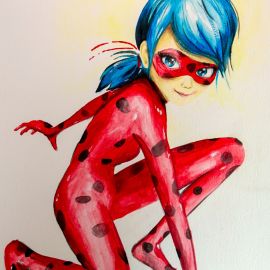 Lady bug rossa e blu dipinta sul muro di una cameretta di una bambina