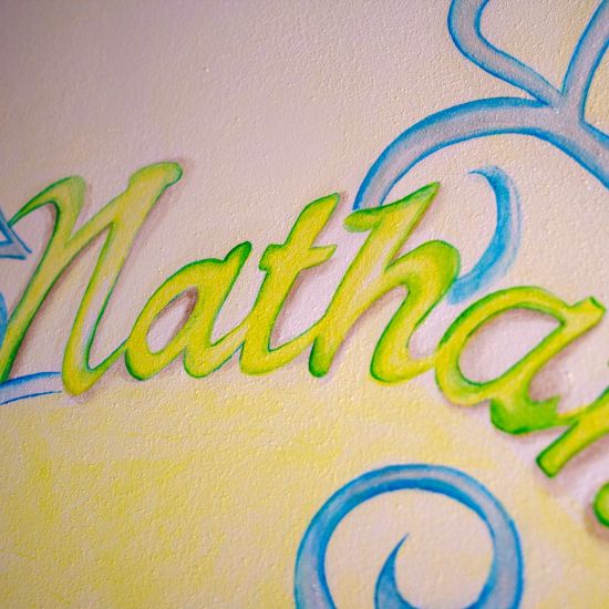 Pittura murale cameretta bambino Nathan, albero della vita azzurro e giallo