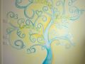 Albero della vita azzurro e giallo dipinto sul muro di una cameretta