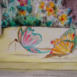 Farfalle dipinte sulla parete della cameretta di una bambina